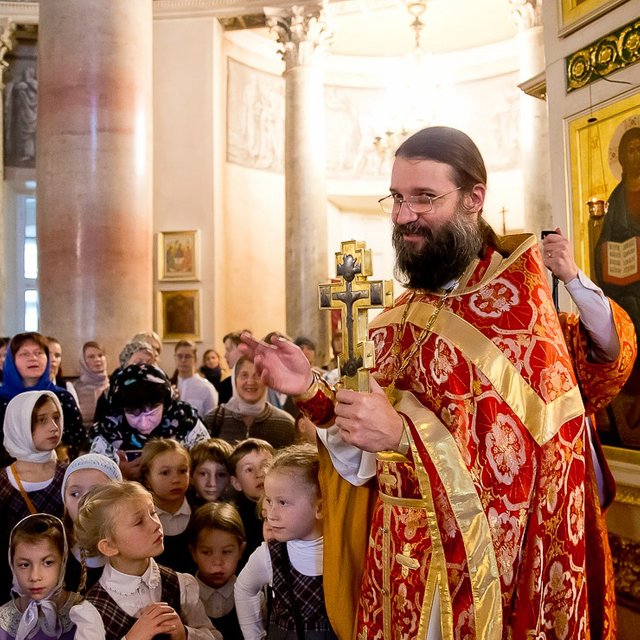 «Нельзя путать добро и жалость». Директор приходской школы и отец 10 детей — о воспитании