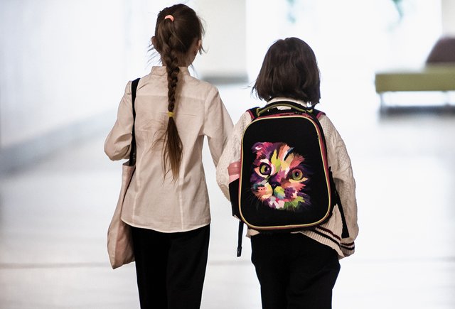 Школа требует оплачивать как продленку час между уроками и кружком, в который ребенок просто сидит в коридоре! Это законно?