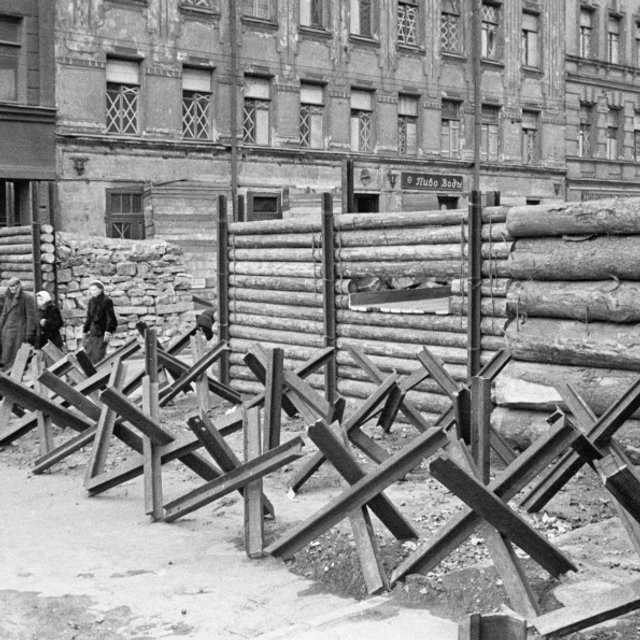 «Бомба попала в хвост поезда». Начало войны, голод и эвакуация глазами девочки из Ленинграда