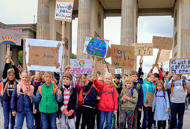 «Деревья погибнут, а нам нужно дышать». Как школьники по всему миру прогуливают уроки ради экологии