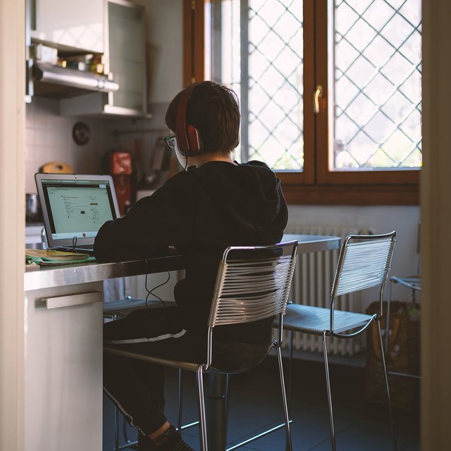 «Мы несёмся как локомотивы, но не достигаем цели!». Как педагоги оценивают результаты дистанционки