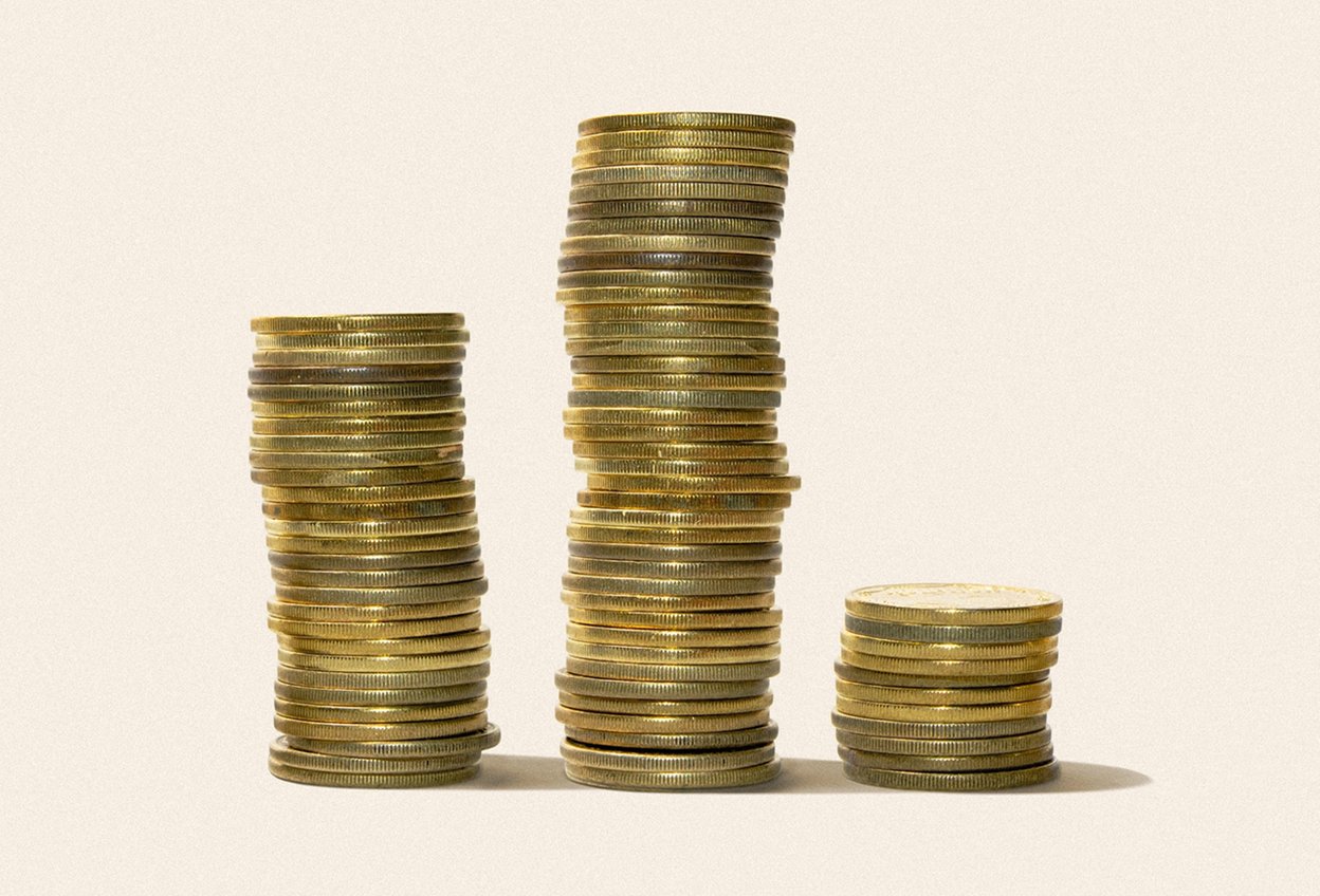 Три стопки монет. Цены на репетиторов