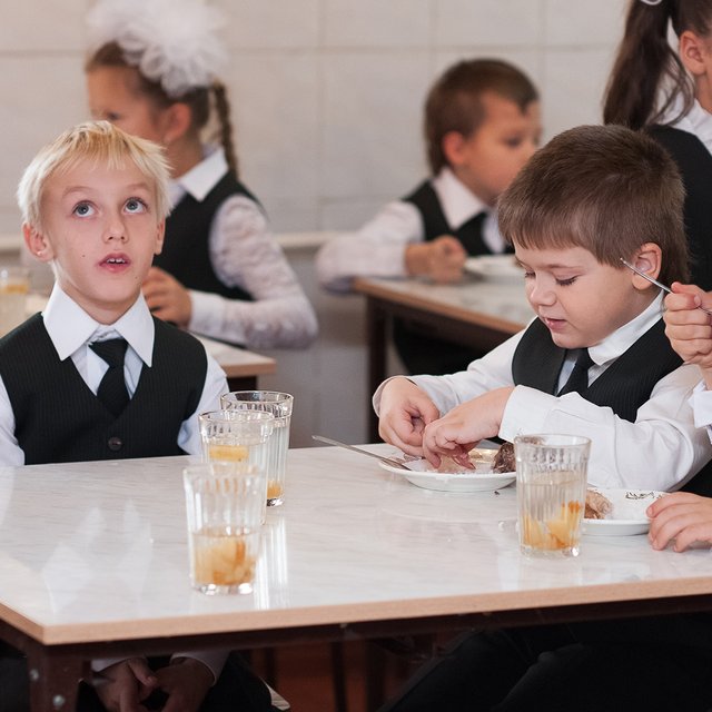 Ребёнку не нравится еда в школе. Можно ли повлиять на меню или разогревать еду из дома?