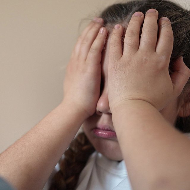 Отец бьёт дочь, которая осталась без мамы: что делать бабушке