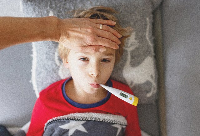 Мед, травки, спорные таблетки: что возмутило педиатров в новых рекомендациях Минздрава по лечению ОРВИ у детей