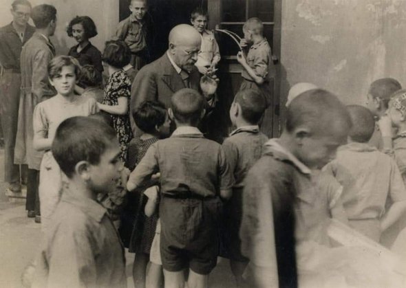 Януш Корчак и воспитанники «Дома сирот». 1938 г. Фото: Korczakianum