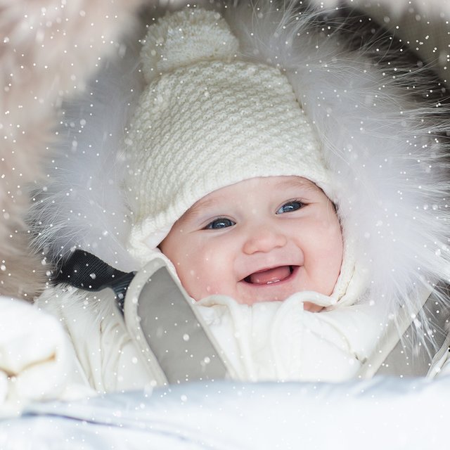 Как понять, что грудному ребёнку не холодно на зимней прогулке