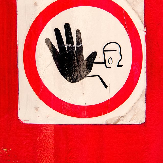 Школа отказывается брать ученика в 10-й класс из-за трех троек на ОГЭ: это законно?