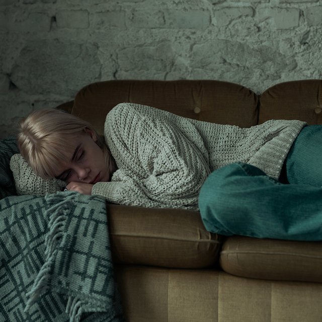 Подросток всегда в плохом настроении и целыми днями спит: что происходит и как ему помочь