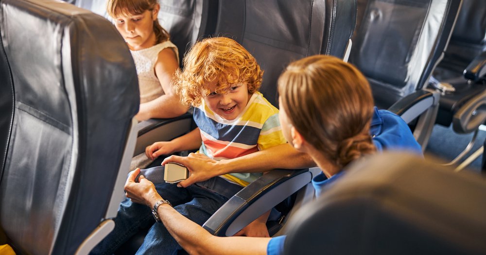 Дети с родителями в самолете. Fasten your Seatbelt plane Kids.