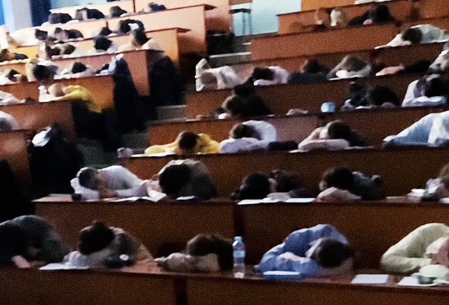 Преподаватель из Казани разрешил своим студентам спать на лекциях — и стал героем соцсетей