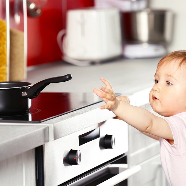 Ребёнок обжёгся: что нужно сделать срочно, а чего – ни в коем случае нельзя