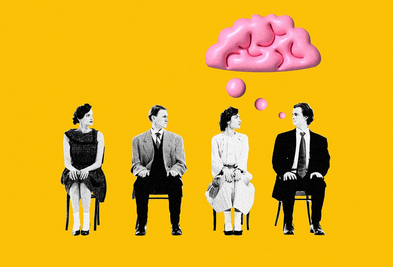 Коллаж. Четыре человека, мужчины и женщины, сидят на стульях и общаются. Как начать общаться с близкими и коллегами без намеков, недомолвок и обид — и почему это важно