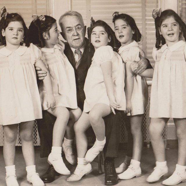 Пятерняшки Дионн, сёстры Поллок и семья Мозес. 5 удивительных историй близнецов