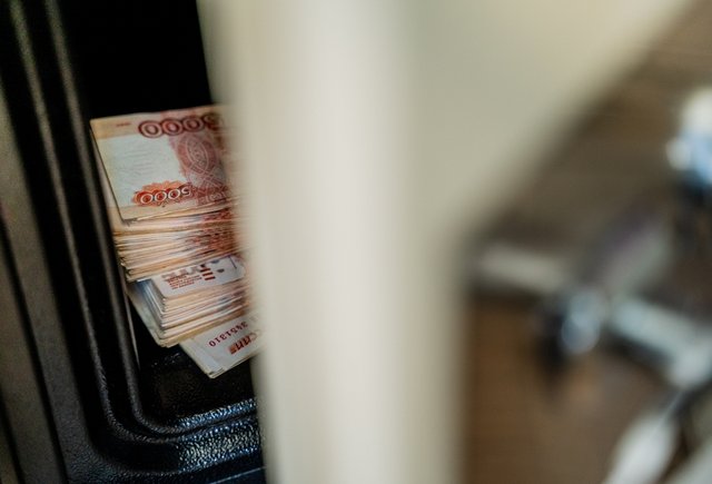 Мошенники запугали девятиклассницу и получили через нее доступ к отцовскому сейфу
