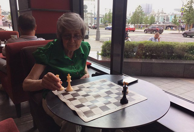 Пенсионерка Валентина Яковлевна обучает детей шахматам. Новых учеников она ищет в переходе