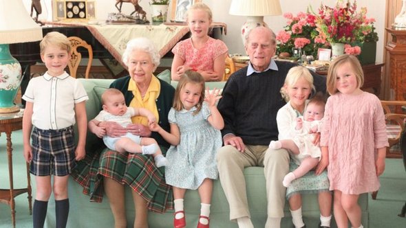 Елизавета II и принц Филипп с правнуками. Фотография была сделана в 2018 году в летней резиденции королевской семьи — в замке Балморал.