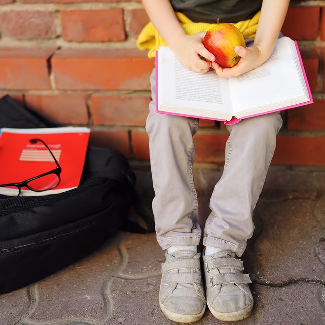 Директор запретил детям приносить с собой еду в школу: законно ли это?