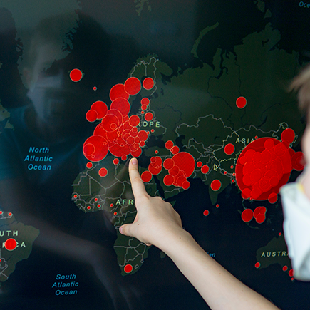 «Нам десятки раз повторили, что карантин — это не каникулы». Как во Франции закрывали школы