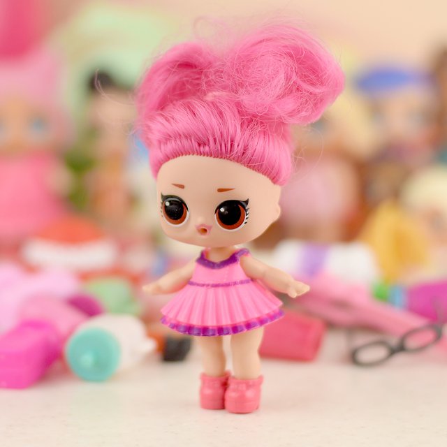 Куклы во «взрослом» белье и игрушки-злодеи. Психолог — о том, во что играют наши дети