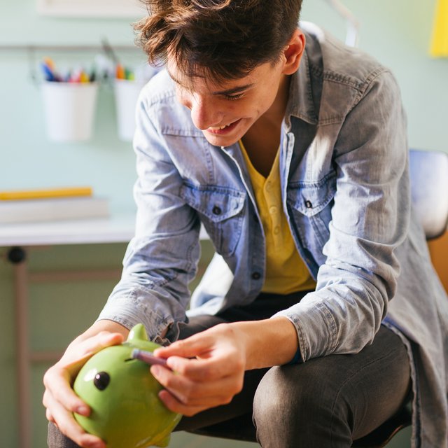 «Для хорошей жизни тысяч 200–300 хотелось бы зарабатывать». Что подростки думают о деньгах