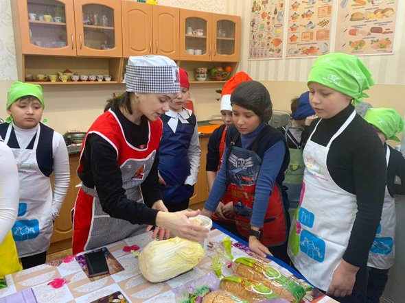 Вера Земскова и ученики во время урока питания на старой учебной кухне. Фото: личный архив Веры Земсковой