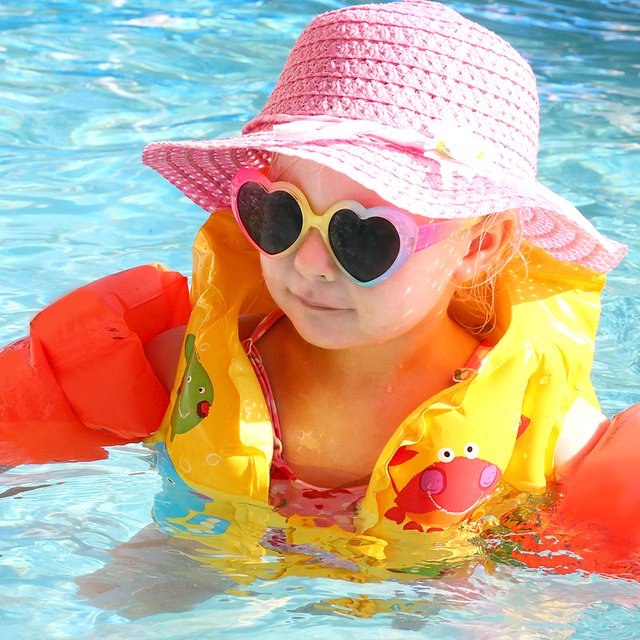 Нарукавники или надувной жилет: что выбрать для ребёнка, который не умеет плавать