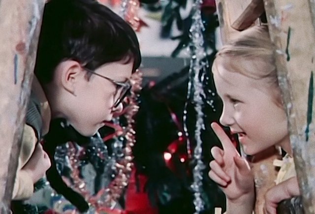 «Учительница обнаружила неизвестное лицо». Тест: это новогодний фильм или новость из 2021-го