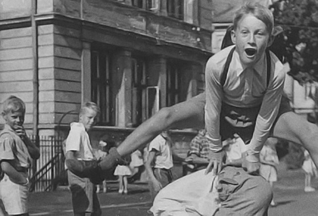 Казаки-разбойники или кис-мяу. Тест: помните ли вы правила дворовых игр?