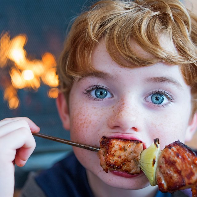 Шашлыки, майонез, газировка: можно ли детям «вредную» пищу и как правильно ее есть