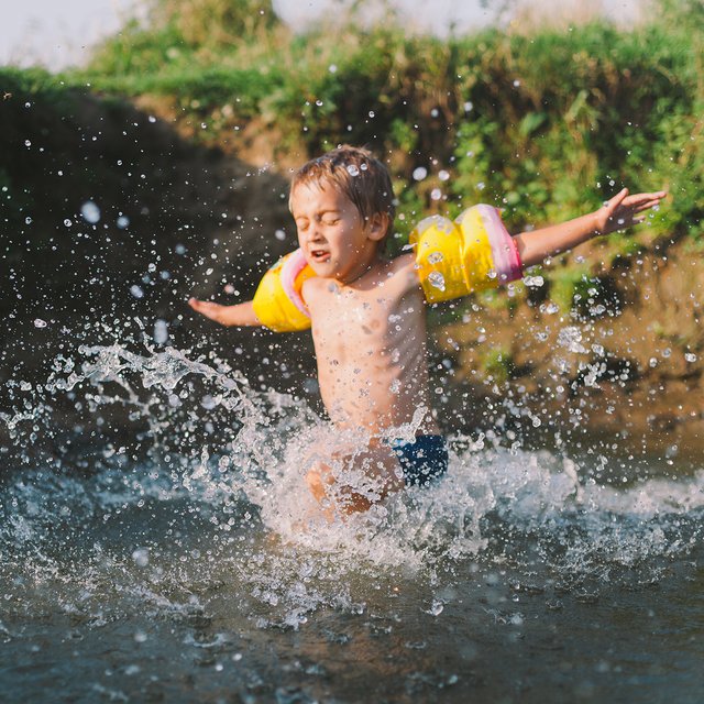«Болезнь купальщиков», или «утиные блохи»: всё об инфекции, которой дети стали заражаться в водоёмах