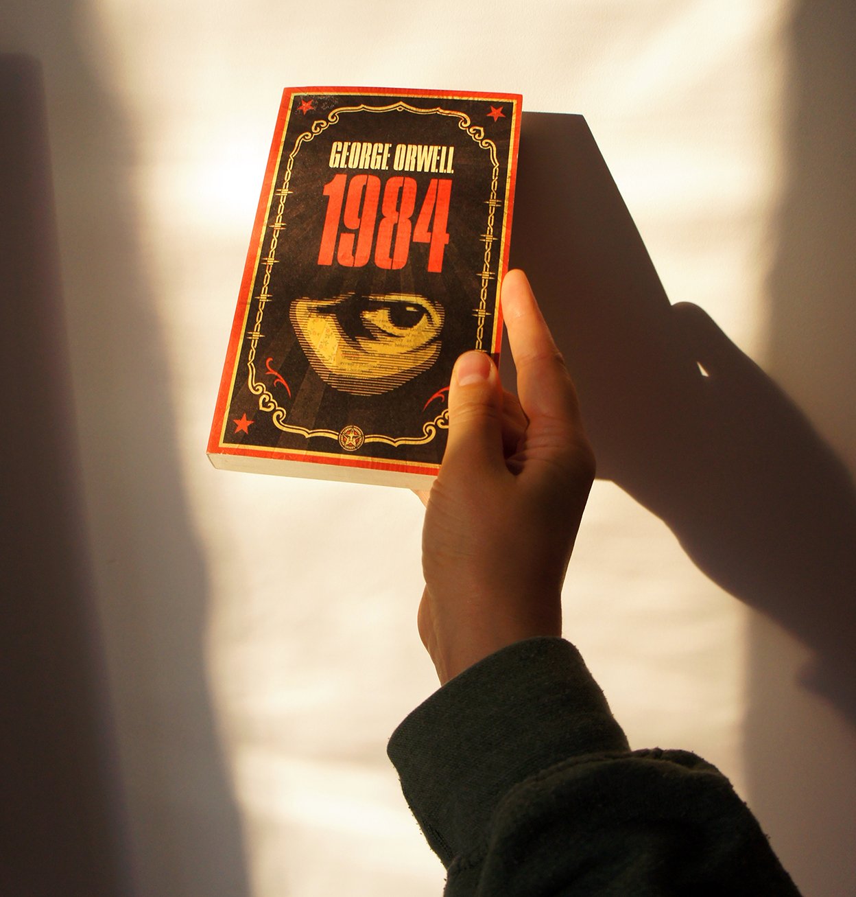 Книга Джорджа Оруэлла «1984»