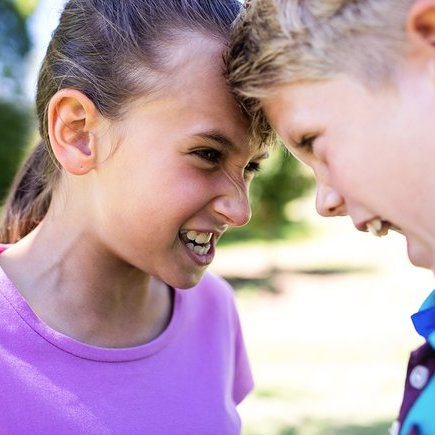 Что делать, если младший бьет старшего, и еще 5 вопросов про отношения братьев и сестёр