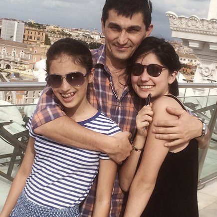 «На детских площадках было странно». Отец — о том, как воспитывать двух девочек в одиночку