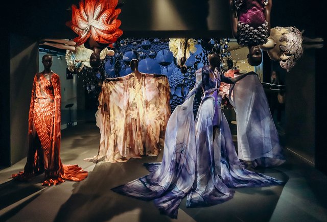 Платье «от кутюр» или «от-кутюр»: как писать правильно