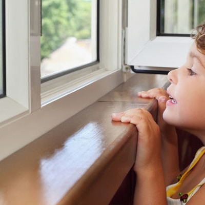 В Екатеринбурге прохожие поймали четырёхлетнюю девочку, выпавшую с восьмого этажа