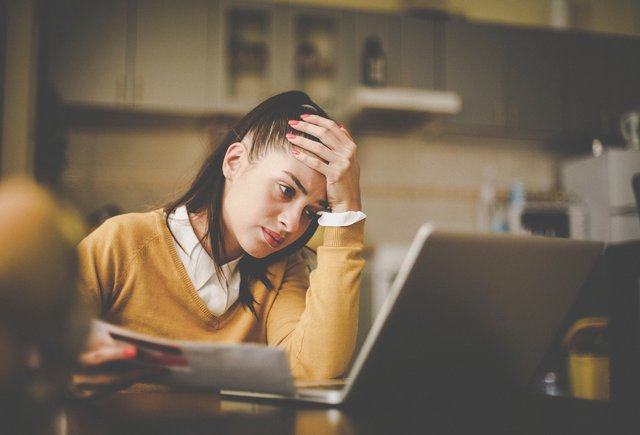 «Выходили с миллионом и сразу тратили». Как выпускники детских домов живут за их пределами