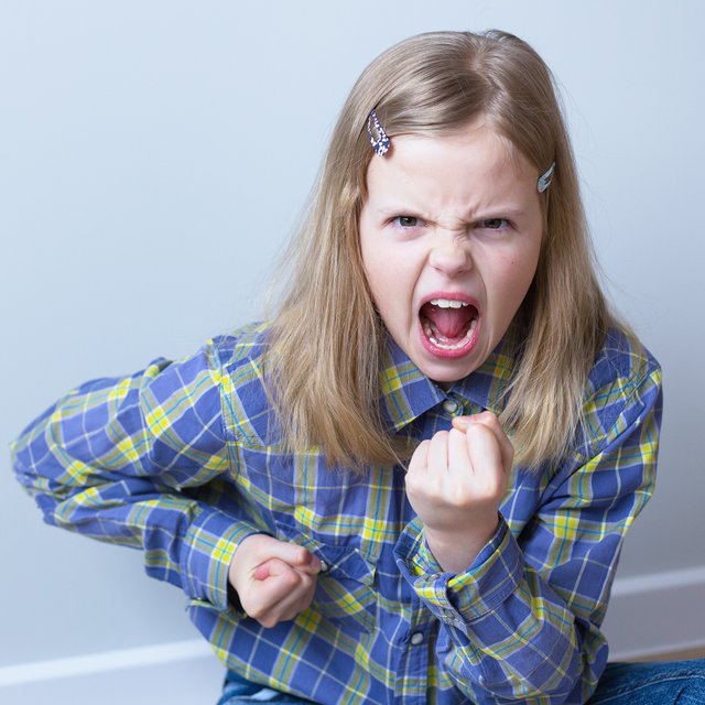 Что делать, если ребёнок постоянно дерётся, ломает игрушки или грубит. Отвечаем на 7 главных вопросов про детскую агрессию