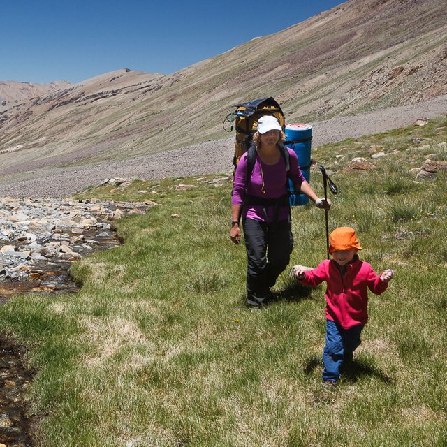 На горный перевал с младенцем в рюкзаке: история Тони и Паши, чьи дети выросли в походах