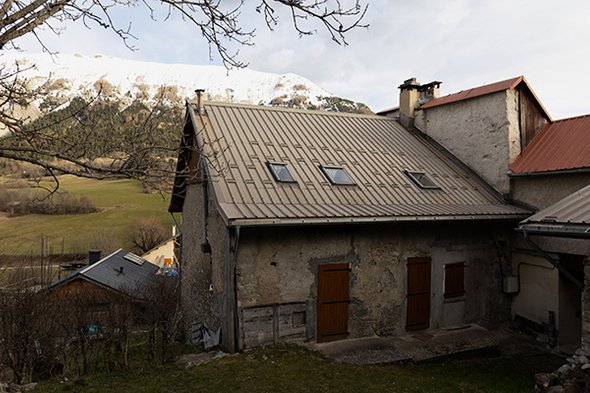 Дом Анны и Филиппа Ведивини в деревне О-Верне. Подозреваемые — бабушка и дедушка. Запутанное дело о пропаже двухлетнего Эмиля Солей, которое не могут раскрыть третий год