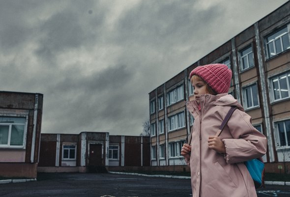 двор, неблагополучный, невинность, переполненный, кавказский, печаль, загрязнение, кампания по повышению осведомленности, стенды, мусорные баки, грязь, школа, место для копирования, шляпа, социальная проблема, неухоженный, экологический, сознание, мусорные контейнеры, потертый, девочка, чистота, пальто, несчастный, контраст, замусоренный, кампания, голуби, ребенок, маленький, розовый, окруженный, город, молодой, концепция, общественное место, санитария, улица, грустный, управление отходами, школьница, средний, детство, вязаный, охрана окружающей среды, окружающая среда, качели, городской, рюкзак;