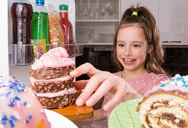 Почему дети так любят сладкое? Нужно ли отучать их от этого?