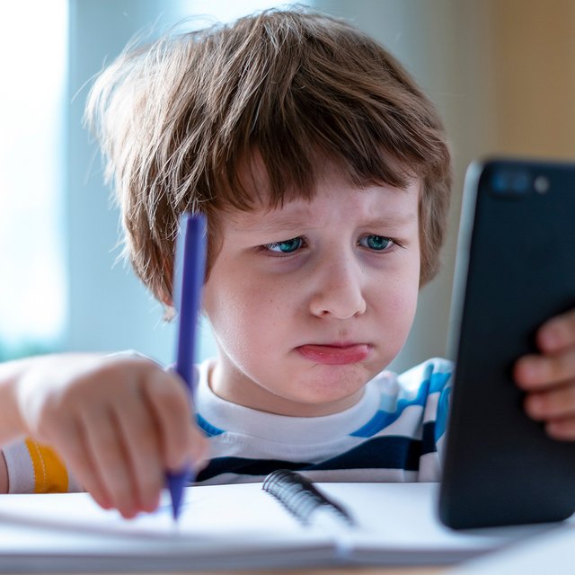 Матерятся и обмениваются странными фото: что происходит в детских чатах и нужно ли родителям их читать