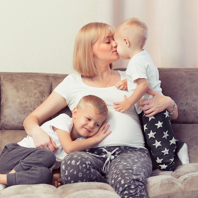 Младший ребёнок ревнует маму к старшему: что делать