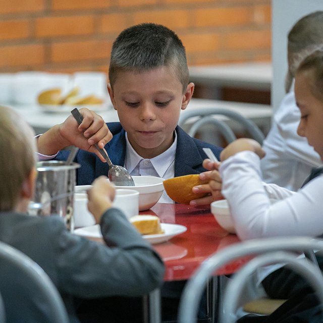 Куда делись сосиски и что делать аллергикам: питание московских школьников в новом учебном году