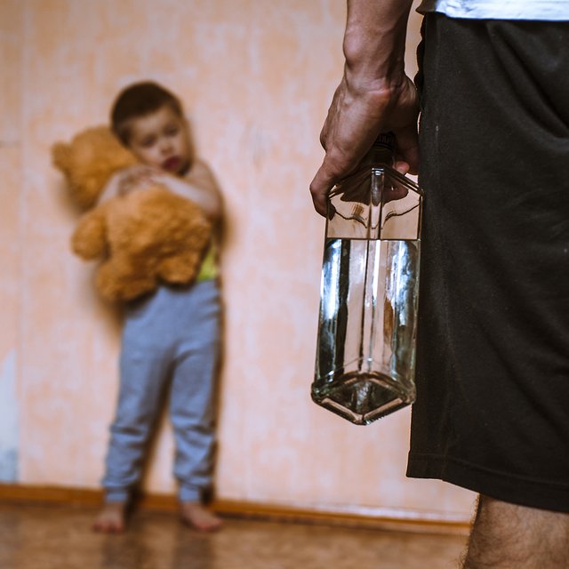 Соседи жестоко обращаются со своими детьми, один их ребенок пропал. Что можно сделать