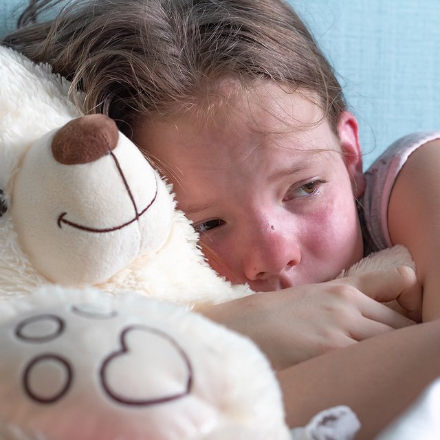 Ребёнок просыпается ночью и не может заснуть, просит лечь с ним: как быть родителям