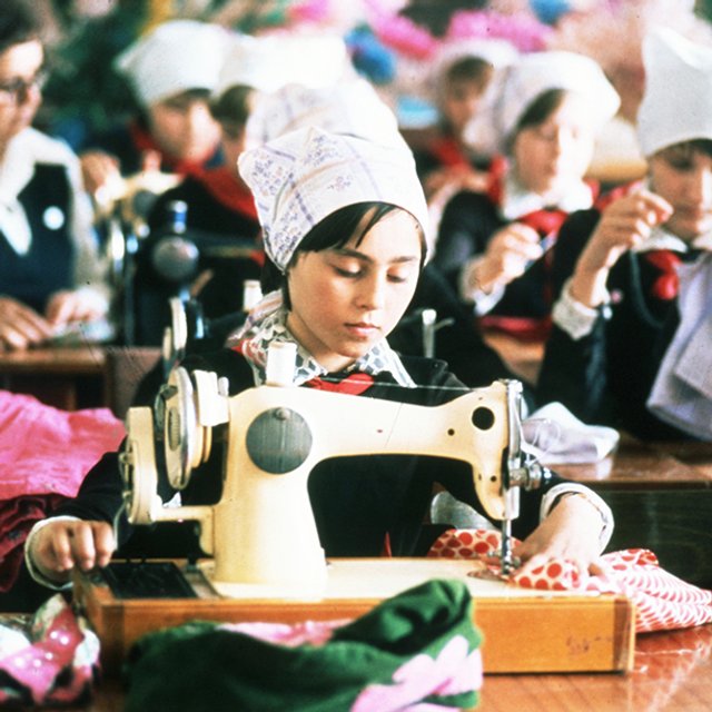 «Дочери — не приложение к кухонному гарнитуру». Почему на технологии девочек учат шить, а мальчиков — пилить