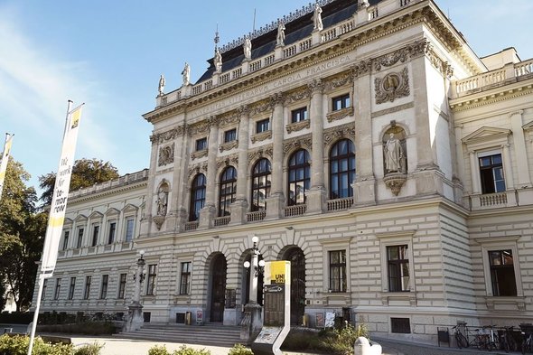 Грацский университет имени Карла и Франца (нем. Karl-Franzens-Universität Graz) — второй по величине университет в Австрии, расположен в городе Грац.