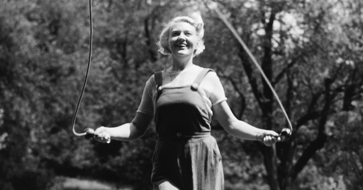 Прыгать «на скакалке» или «со скакалкой»: как говорить правильно